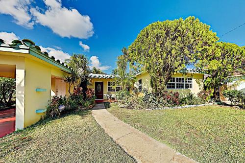 Casa Poinsettia - Private Hot Tub - Mins to Beach home - image 8
