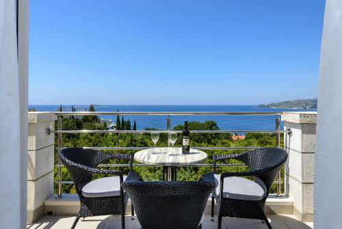 Comfort One-Bedroom Apartment with Terrace and Sea View