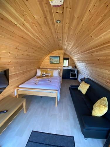 Benone Getaways- 'Carrick-A-Rede' Luxury Glamping Pod- with Hot Tub
