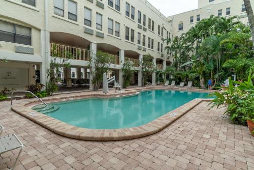 Palm Beach Island Condominiums - 수영장