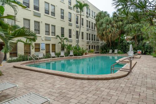 Palm Beach Island Condominiums - 수영장