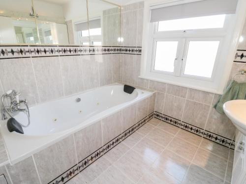 5 Sea Bank Road - image 12