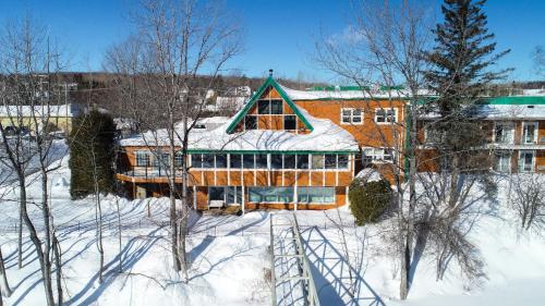 ทัศนียภาพภายนอกโรงแรม, Hotel Le Francis in นิว ริชมอนด์ (ควิเบก)