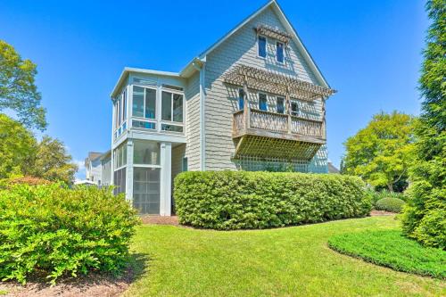 Bright Cape Cod-Style Home - 6 Mi to Topsail! - Sneads Ferry