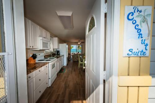 Kitchen, Cedar Cove Resort & Cottages in Anna Maria (FL)