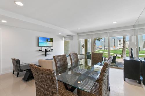 1st floor beachfront!! Steps from the beach! Enjoy 2 pools and jacuzzi South Padre Island Texas
