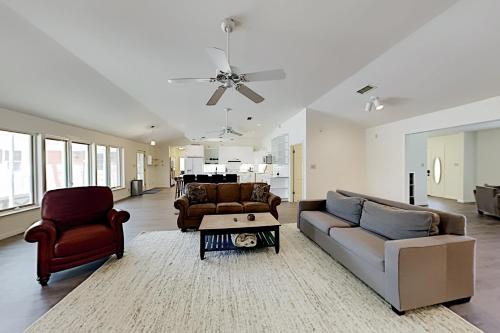 17-Acre Hill Country Family Retreat Walk to River home - main image