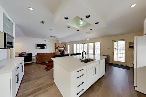 17-Acre Hill Country Family Retreat Walk to River home - image 7