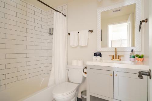 Unit 1 - Spacious & Renovated Apt Home in the City's Action thumb 2