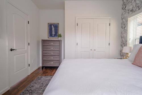 Unit 1 - Spacious & Renovated Apt Home in the City's Action detail