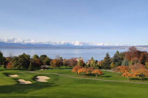 Villa plein cœur du golf d’Evian et vue lac Leman gîte à louer Évian-les-Bains