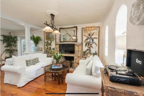 Tropical Designer House in Heart of Antique Row WPB in West Palm Beach, USA