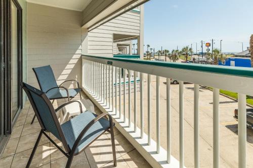 Right on the Seawall Beach Heated Pool BBQs - Mi Casa es Su Casa! - image 6