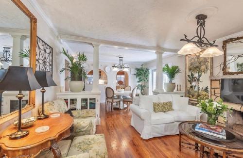 Tropical Designer House in Heart of Antique Row WPB in Central Park