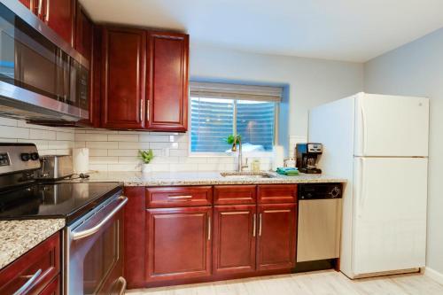 2 BDR Condo Walk to Hiking Biking and Bus Stop - main image
