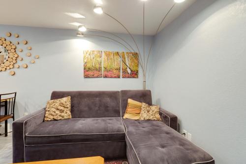 2 BDR Condo Walk to Hiking Biking and Bus Stop - image 4