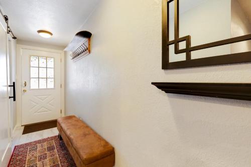 2 BDR Condo Walk to Hiking Biking and Bus Stop