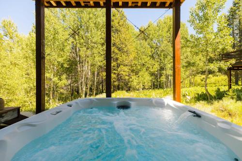 Little Red by AvantStay - Modern Cabin w/ Pine Tree Views - image 3