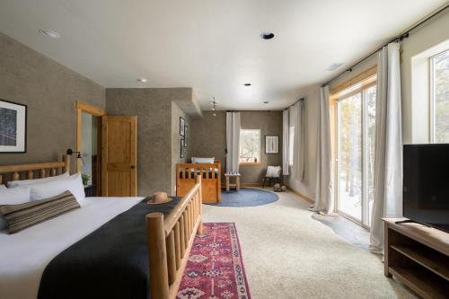 Little Red by AvantStay - Modern Cabin w/ Pine Tree Views - image 8
