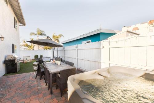 Pacific Beach By AvantStay - Home 2 Blks from the Bay w/ Hot Tub!