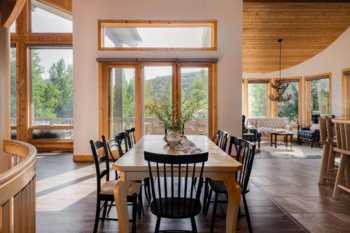 Telemark by AvantStay - Sleeps 18! Tahoe Cabin w/Hot Tub Theatre & Sauna - image 2