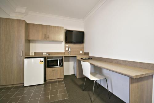 Kitchen, The Aberdeen Motel in Dubbo