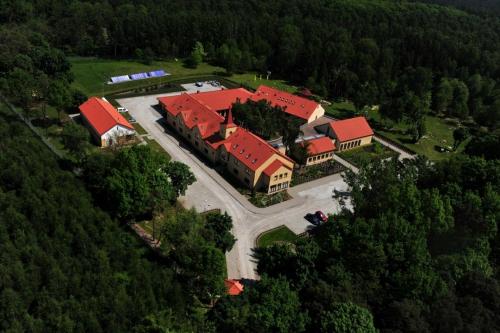 Зовнішній вигляд готелю, Uroczysko Porszewice - Ośrodek Rekolekcyjno-Konferencyjny Archidiecezji Łódzkiej (Uroczysko Porszewice - Osrodek Rekolekcyjno-Konferencyjny Archidiecezji Lodzkiej) in Паб'яніце