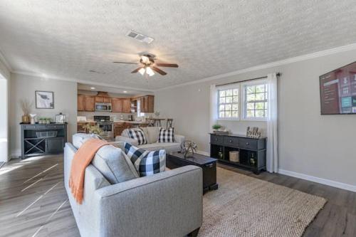 4BR Ranch Style Home A Mile From Historic Downtown in Cartersville, USA