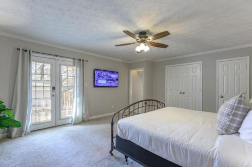 4 Bedroom Downtown Cartersville Home Away Retreat - Close to Hospital - image 7
