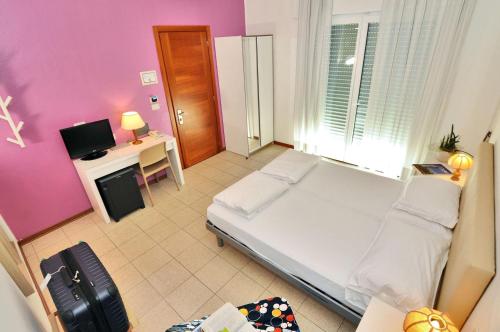 Double or Twin Room image 10