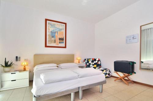 Double or Twin Room image 9