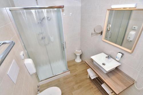 Double or Twin Room image 5