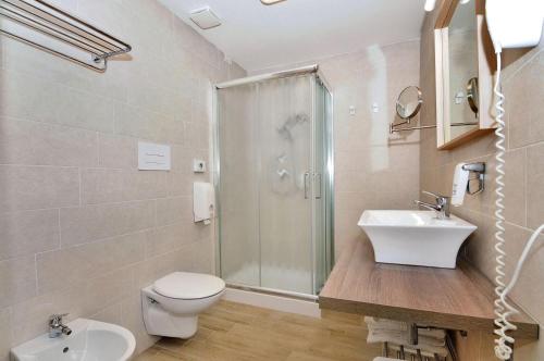 Double or Twin Room image 7