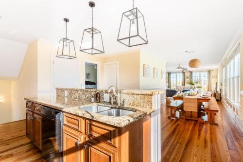 Sand Dune - Vibrant 6 BR Bungalow w Entertainer's Dream Roof & Views - image 7