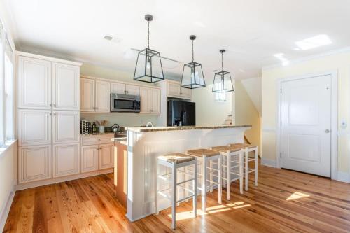 Sand Dune - Vibrant 6 BR Bungalow w Entertainer's Dream Roof & Views - image 8