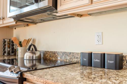 Sand Dune - Vibrant 6 BR Bungalow w Entertainer's Dream Roof & Views