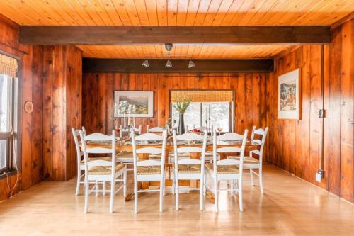 Treetop - Rustic Secluded Cabin w Fireplace & Views - image 2