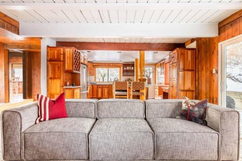 Treetop - Rustic Secluded Cabin w Fireplace & Views - image 3