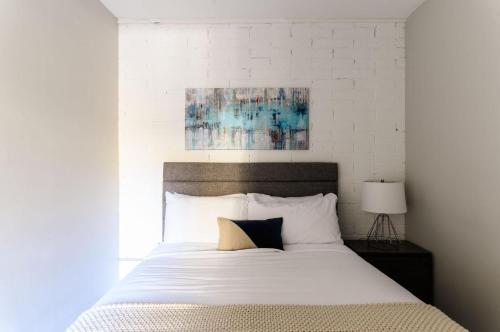 Luna & Stellar - Modern Artist's Loft Buyout w 10 BRs, Patio & Billiards