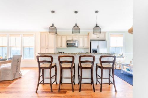 Sea Shell - Beachside Getaway w Rooftop Deck & 6 BRs - image 8