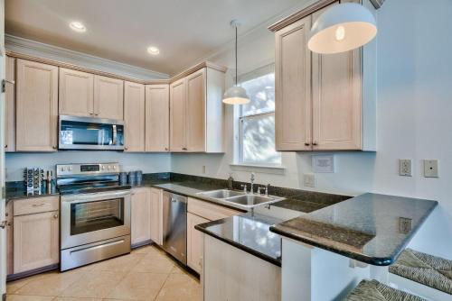 Coral - Three Story Home w Two Balconies & Shared Pool - image 5