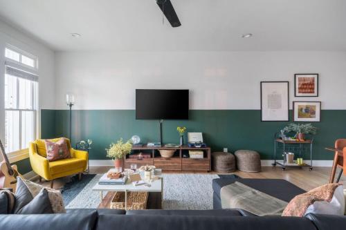 Monroe Unit 1 - Modern 4BR Condo in Heart of Nashville - image 2