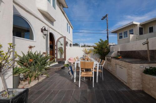 Shoreline - Spectacular Beachfront Abode w Fire Pit Spa & Pool Table - image 5