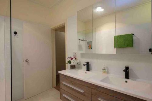 Bathroom, Victoria House- Great location in Corowa