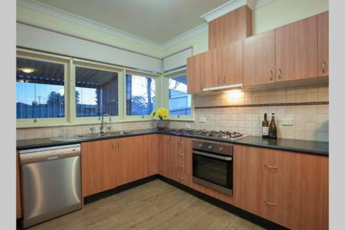Kitchen, Victoria House- Great location in Corowa