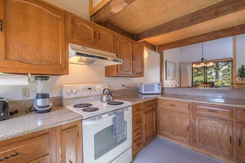 Hawk's Eye by AvantStay - Cozy Northstar Rocky Point Condo w Big Views! - image 5