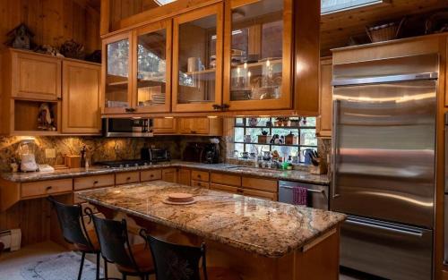 Hercules by AvantStay - Spectacular Northstar Retreat w Hot Tub - image 8