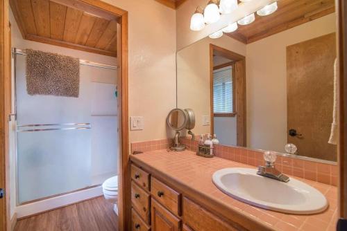 Whiskey Springs by AvantStay - Classic Cabin Near Tahoe Donner Ski Area! - image 8