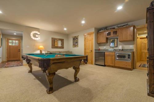Whitney by AvantStay - Modern Mountain Home sleeps 12 in KB! - main image
