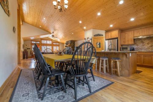 Whitney by AvantStay - Modern Mountain Home sleeps 12 in KB! - image 4